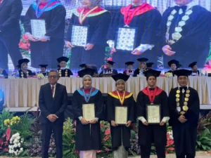 Wisuda ke-53 UMSurabaya: Tiga Perwakilan Wisudawan Terima Sertifikat Kompetensi Langsung dari Ketua BNSP