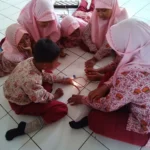 Siswa MIM Tebluru Praktik Rangkaian Kabel Seri dan Pararel