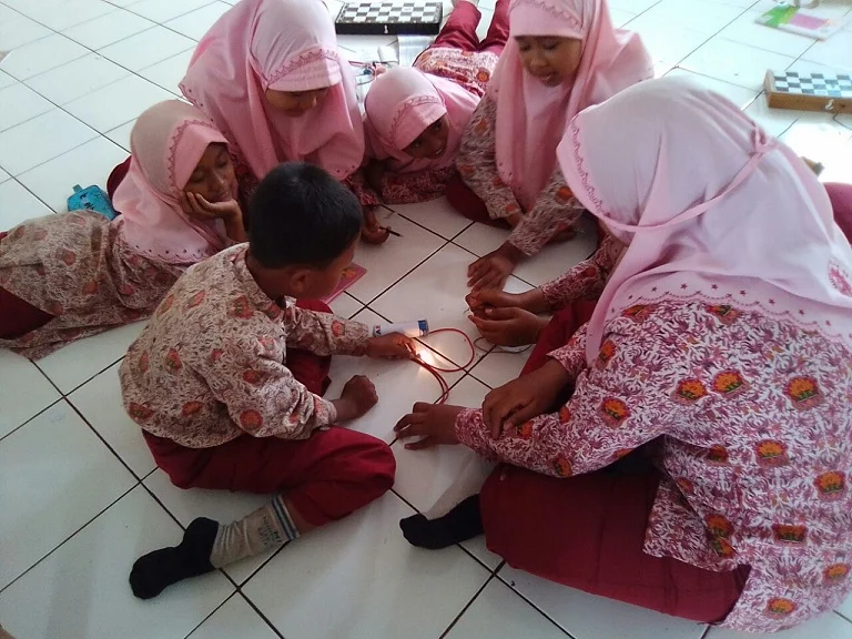 Siswa MIM Tebluru Praktik Rangkaian Kabel Seri dan Pararel