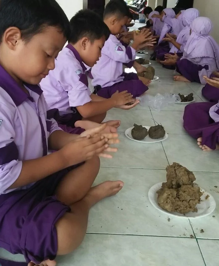 Murid-Murid Itu Asyik Bermain Tanah Liat dan Menali Sepatu