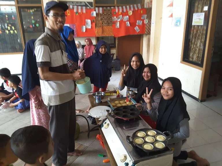 Market Day Masjid Baiturrohman Melatih Santri Berwirausaha