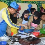 Serunya Murid Madrasah Ini Memasak Kue Sendiri di Kelas