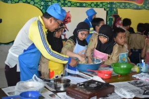 Serunya Murid Madrasah Ini Memasak Kue Sendiri di Kelas