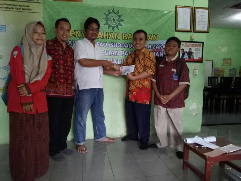 Kumpulkan Uang Saku, Murid SMP Muhlas  Sumbangkan ke Panti Asuhan