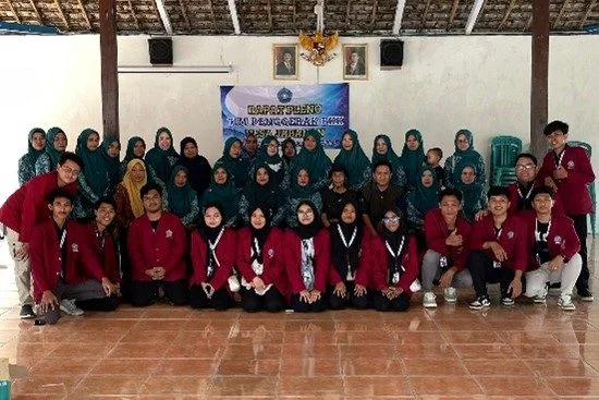 Mahasiswa KKN UM Surabaya Dorong UMKM Desa Japanan Go Digital