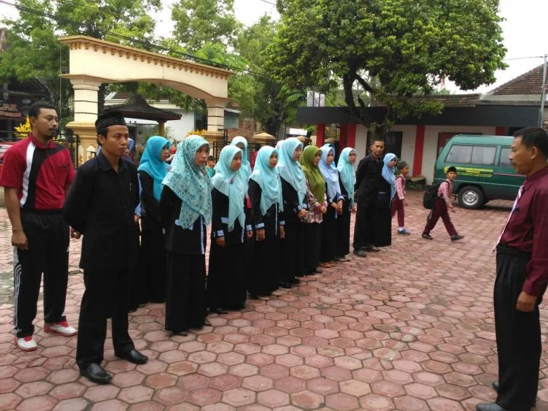 Guru SDM 1 Trenggalek Baca al-Fatihah Sebelum Mengajar