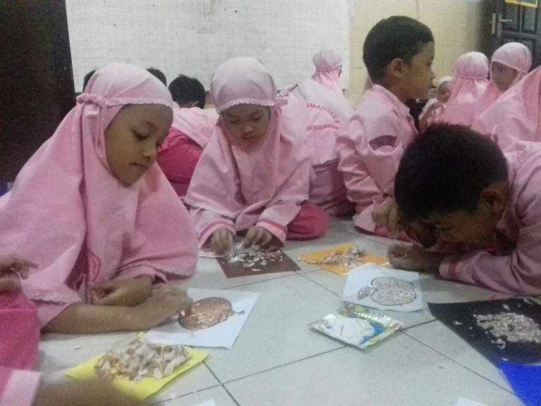 Melatih Sabar dan Teliti dengan Kulit Telur