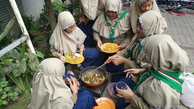 Mendadak Halaman SDM 6 Gadung Jadi Dapur Umum