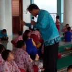 Asyiknya Mendengar Kisah Nabi di Kamis Ceria SDM Menganti