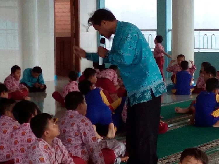 Asyiknya Mendengar Kisah Nabi di Kamis Ceria SDM Menganti