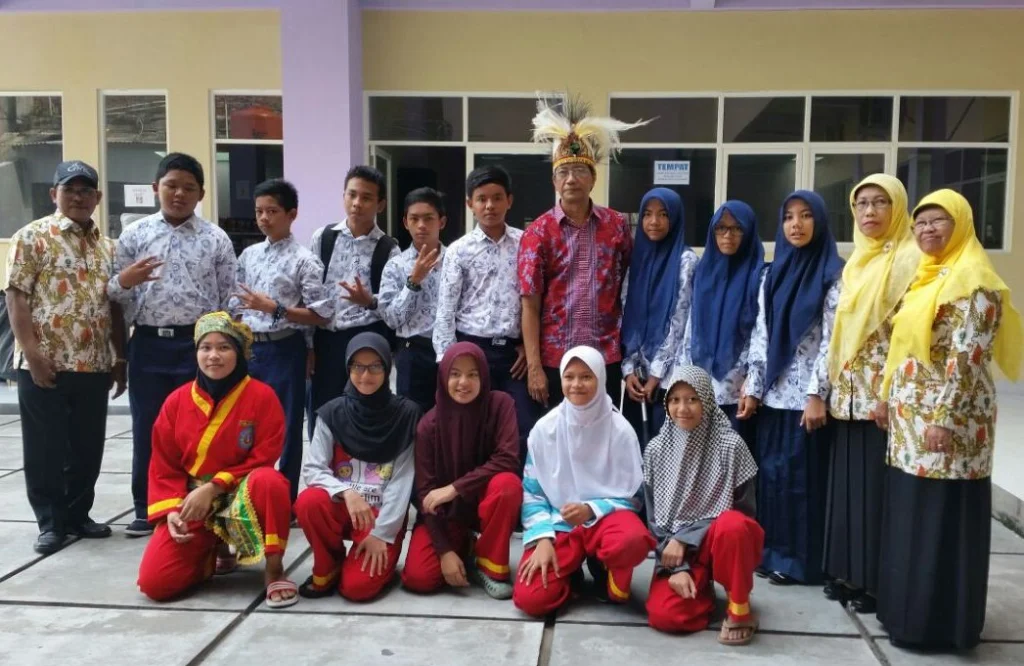 Kepala SMPM 2 Didaulat Jadi “Kepala Suku” Sekolah Jayapura