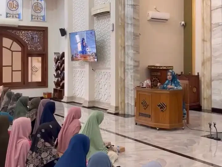 Astrie Ivo Isi Kajian di Masjid Al Badar, Jamaah Nikmati Pemeriksaan Tulang Gratis dari Entrasol