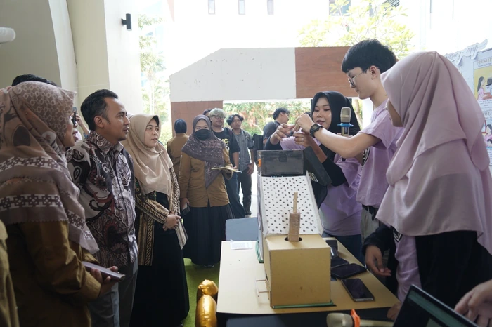 Selesaikan Problem Usaha Lokal, KKN LeX UM Surabaya dan Singapore Polytechnic Pamerkan Produk Prototipe di Gallery Walk
