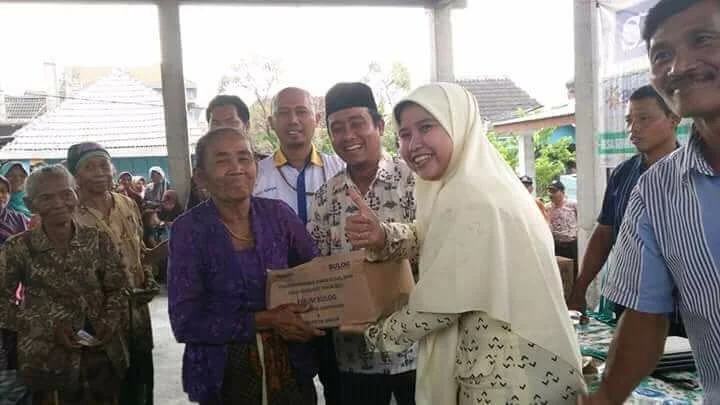 Pemuda Muhammadiyah dan Nasyiah Bagi Sembako dan Tanam Pohon di Desa Sewor