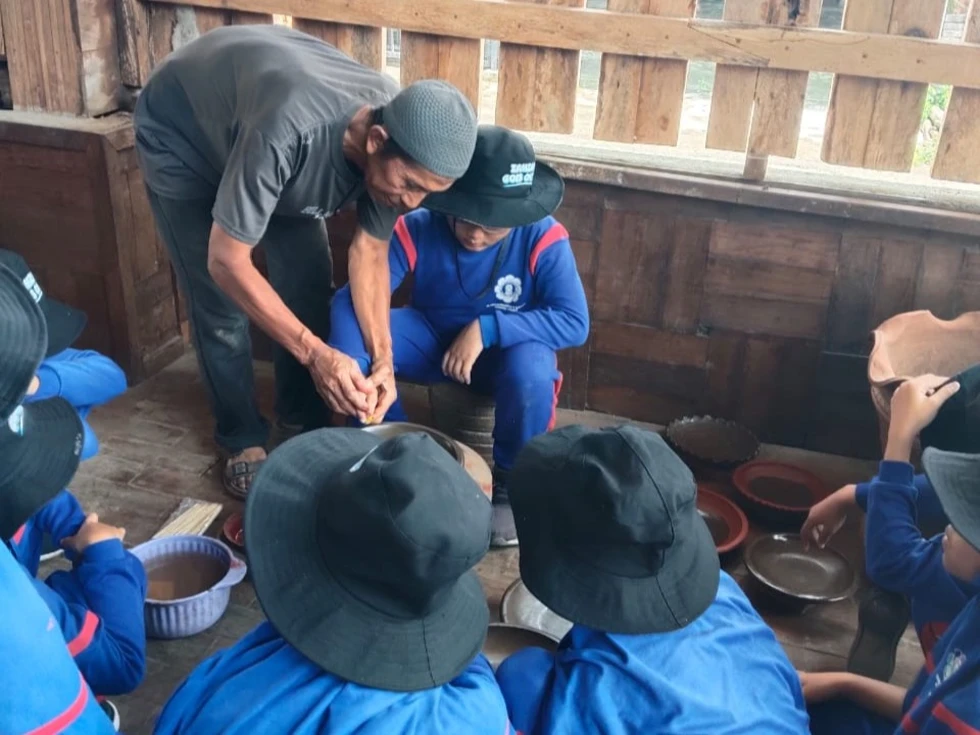 Siswa SD Muhammadiyah 4 Zamzam Belajar Membuat Cobek di Mojokerto