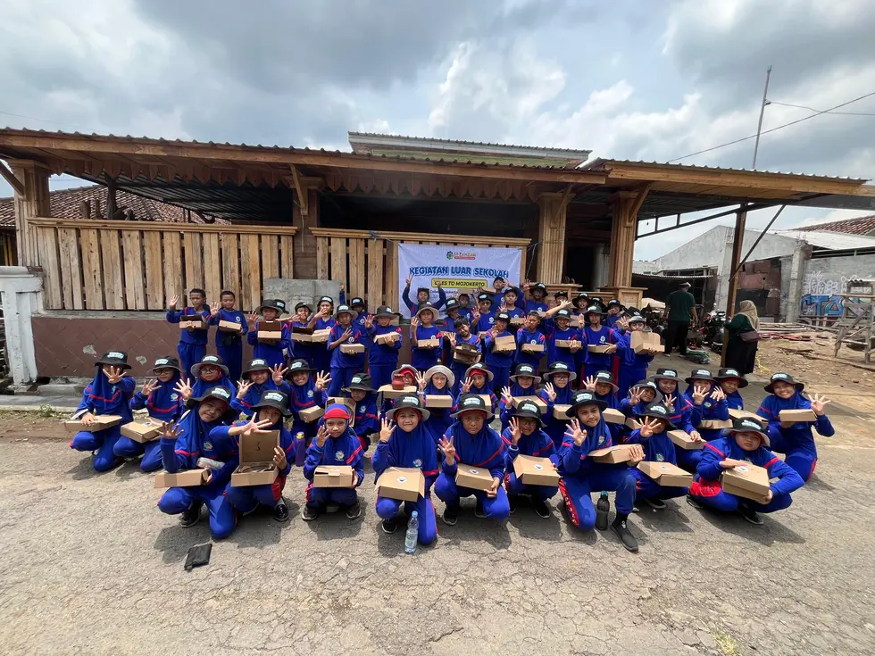 Siswa SD Muhammadiyah 4 Zamzam Belajar Membuat Cobek di Mojokerto