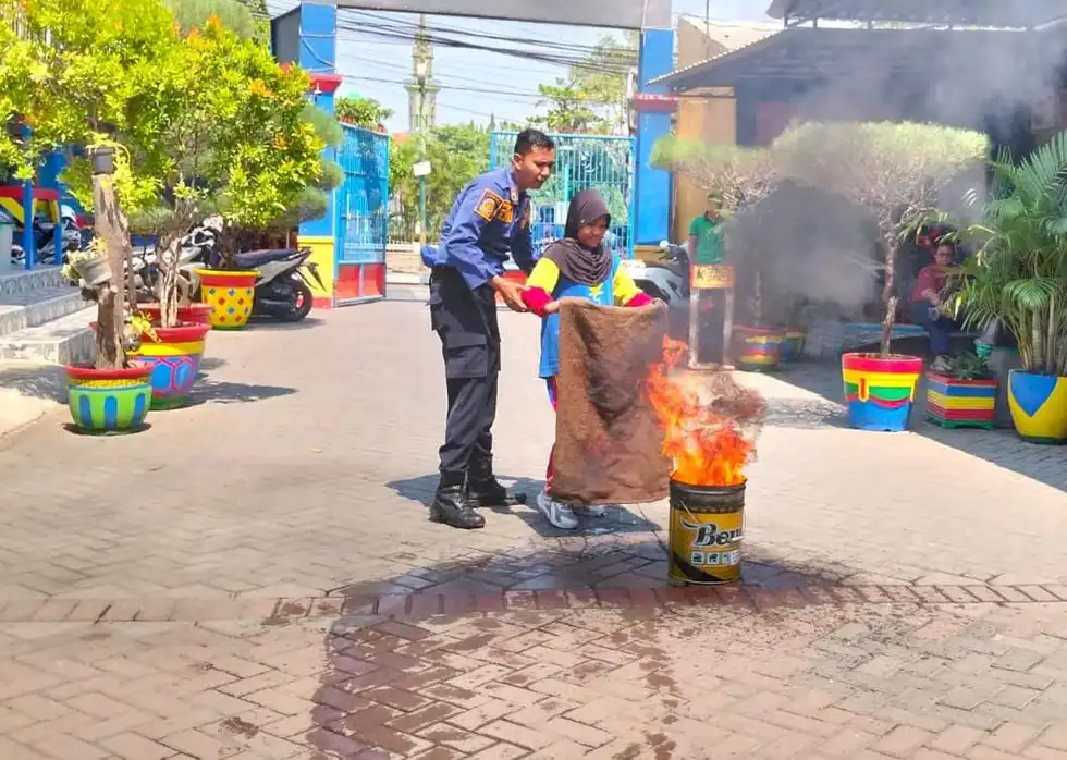 Siswa SD Muhammadiyah Bangil Belajar Tanggap Darurat Bersama Damkar