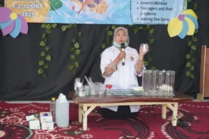 Siswa Sekolah Kreatif Muhammadiyah Bangil Belajar Membuat Deo Spray Alami