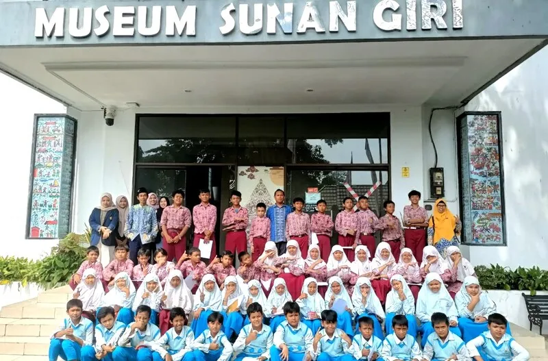 Buktikan Belajar Sejarah Itu Seru, SD Mugres Ajak Siswa Berkunjung ke Museum Sunan Giri Gresik