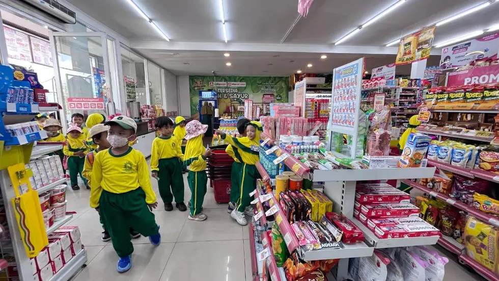 TK ABA 38 Driyorejo Kenalkan Pasar Modern Lewat Outing Class