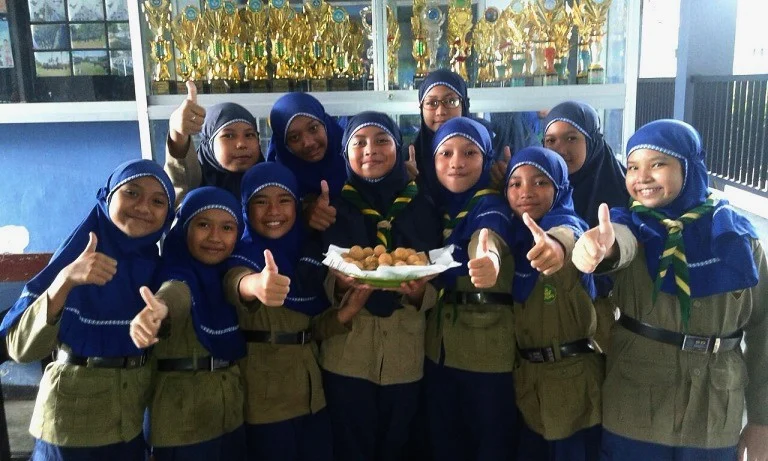 Hari Jumat, Murid Lelaki Pergi Shalat, Murid Perempuan Cetak Tahu Bulat