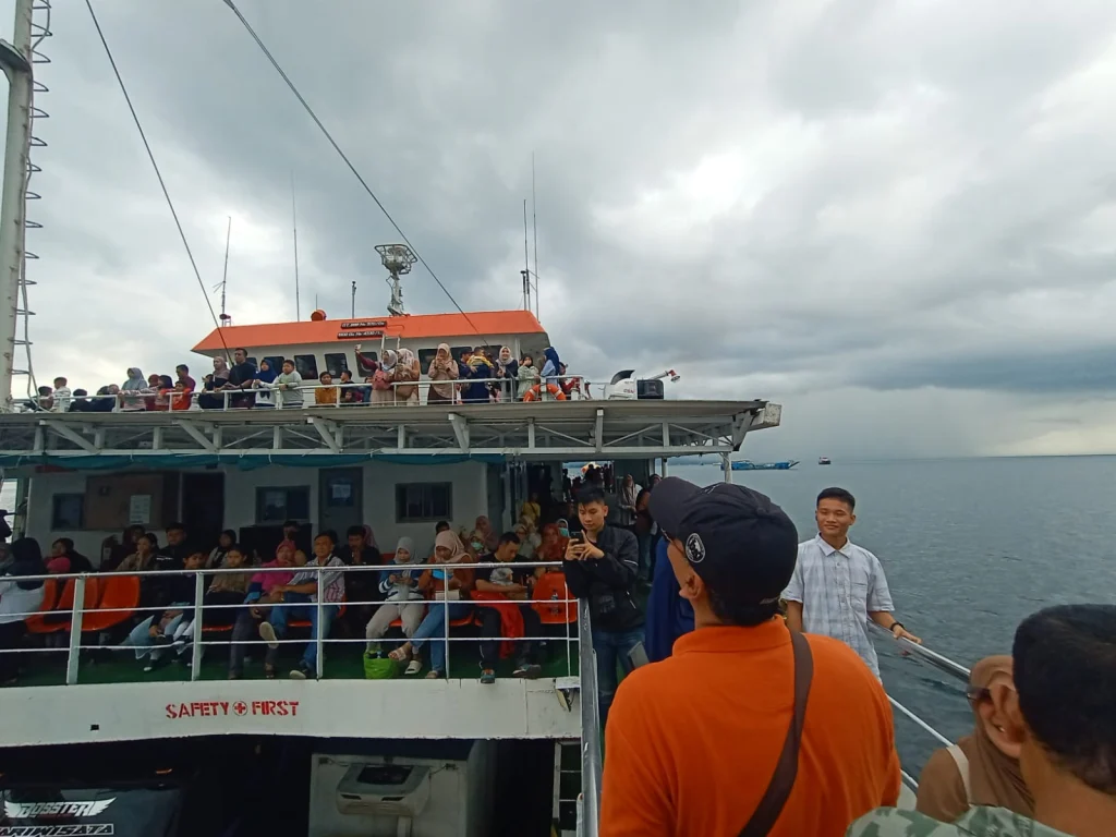 Keluarga Besar SDMM Menikmati Indahnya Penyebrangan Gili Ketapang-Gili Manuk
