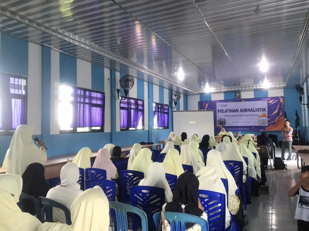 Unik! Pelatihan Jurnalistik PCNA Sugio Dimulai dengan Ifititah sambil Gendong Balita