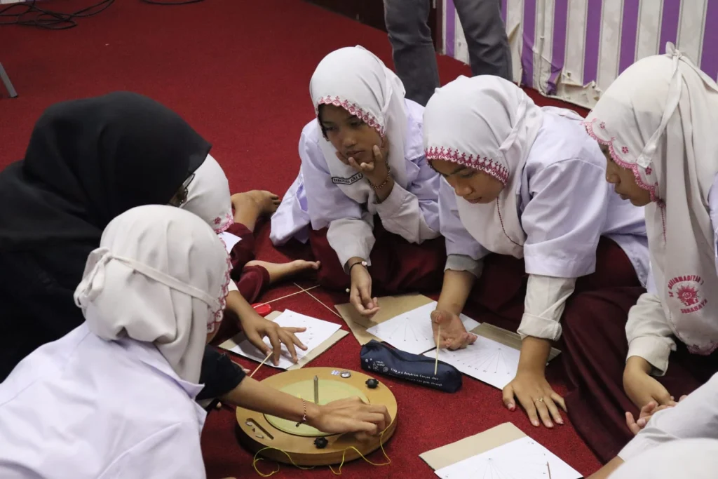 Siswa Sekolah Inovatif Pelajari Arah Kiblat Lewat Kelas Ilmuwan