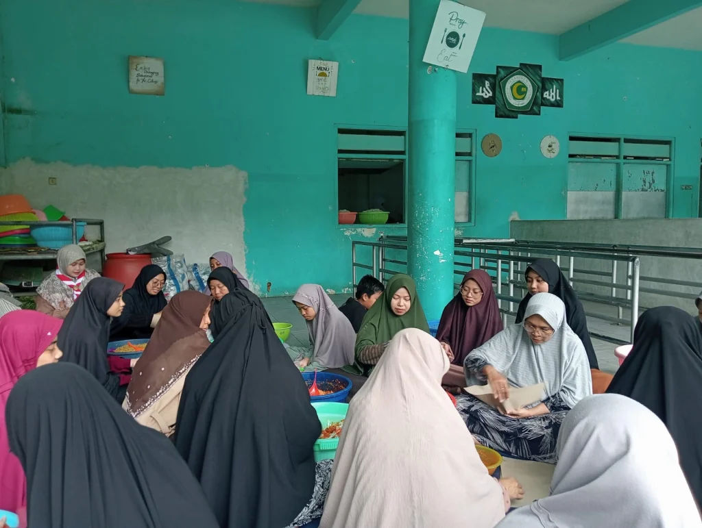 Meski Libur, Namun Guru Al-Ishlah Sendangagung Ini Tidak Nganggur