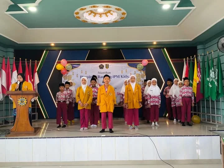 Momentum Peringatan Isra Mikraj Sekaligus Pelantikan IPM Kids di MI Muhammadiyah 02 Solokuro