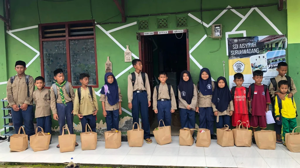 SDIA Suruhwadang Kabupaten Blitar Berbagi Sembako, Menyambut Isra Mikraj 1446 H
