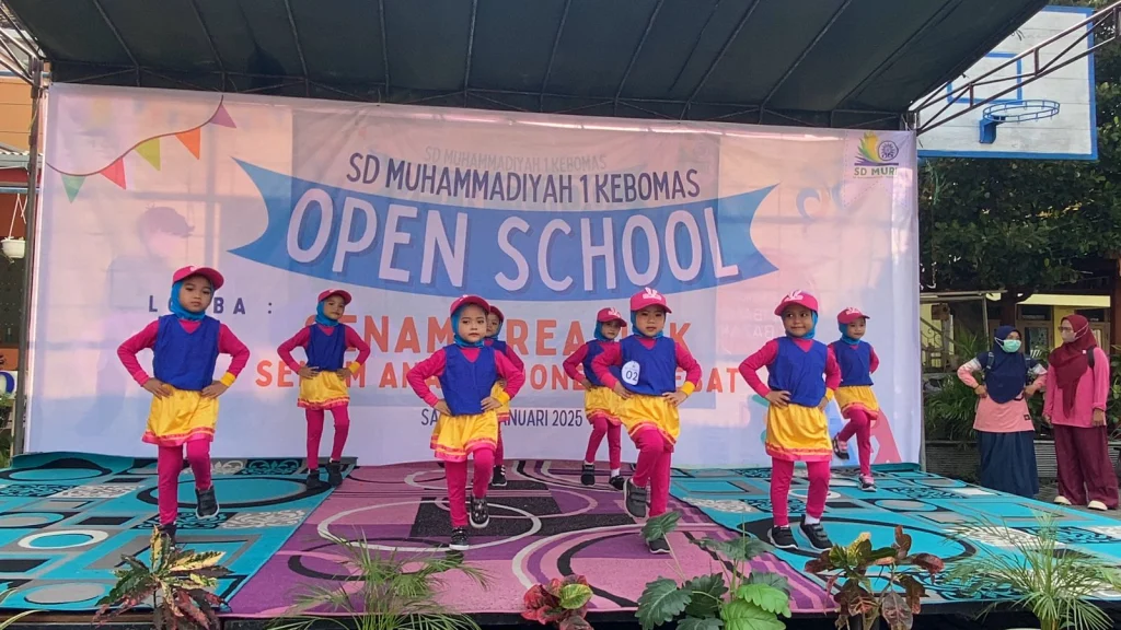 Asyiknya Lomba Senam Kreasi di Open School SD Muri Kebomas