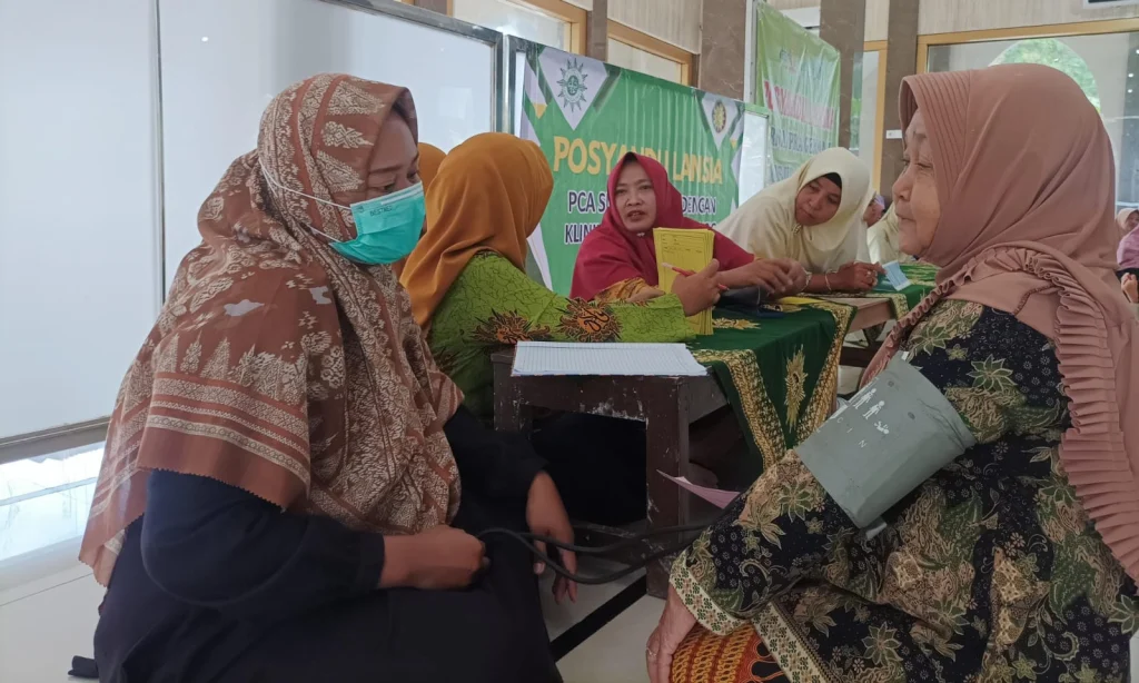 Upaya Menjaga Nikmat Sehat dalam Posyandu Lansia: Kolaborasi KLL PDNA Lamongan dan PRNA German