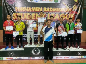 Membanggakan! Dimas Agung Boyong Emas dan Perak Turnamen Badminton Student League PBSI Kota Blitar