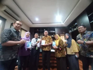 Ketua PCM Mulyorejo Meluncurkan Buku Baru di Kantor Dinas Pendidikan Kota Surabaya