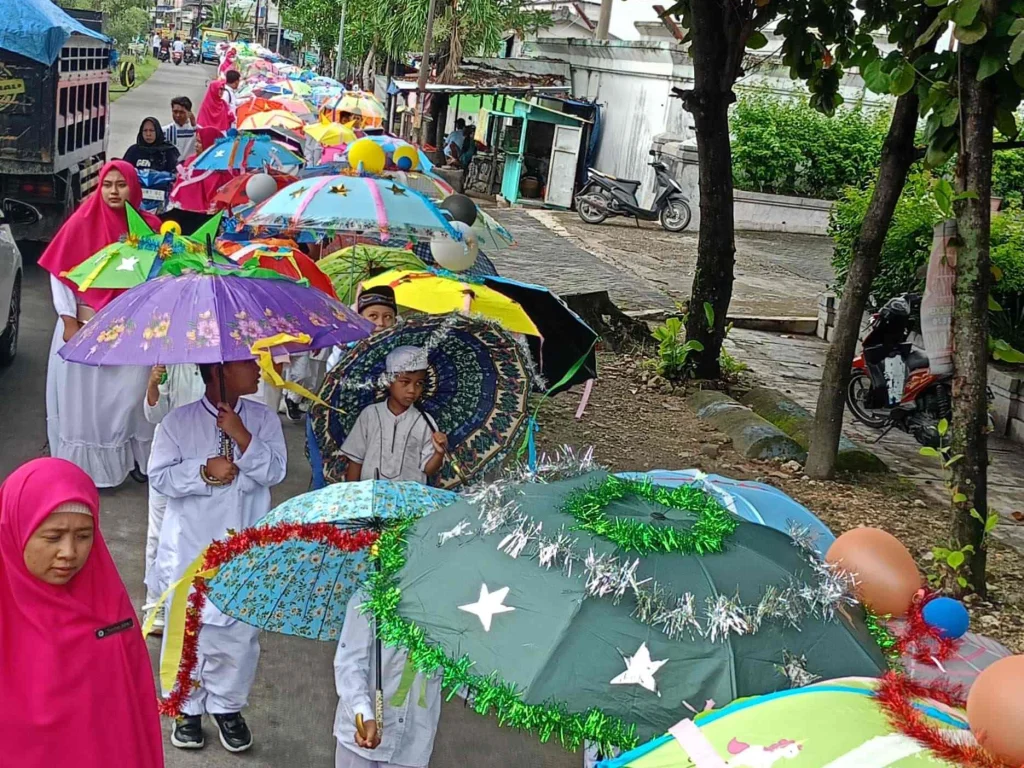 Umbrella Art Pawai: SD Muhammadiyah 3 ICP Sumberrejo Meriahkan Peringatan Isra Mikraj 1446 H