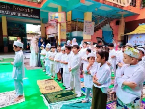 Siswa Sekolah Kreatif Baratajaya Berbagi Praktik Baik Shalat Pada Peringatan Isra Mikraj