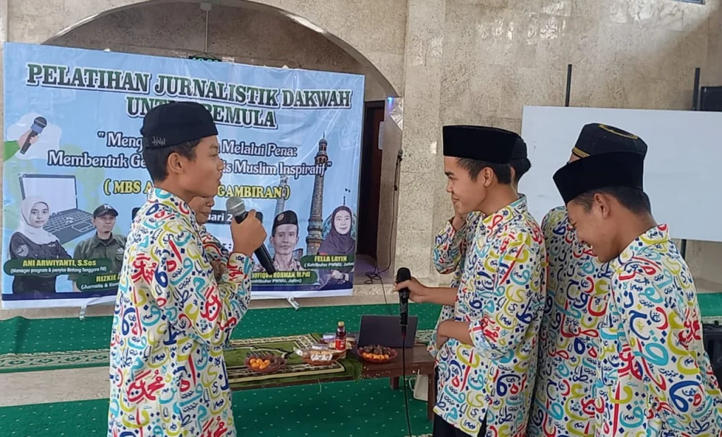 Puluhan Santri MBS Al-Hikmah Antusias Belajar Jurnalistik Langsung dari Praktisi