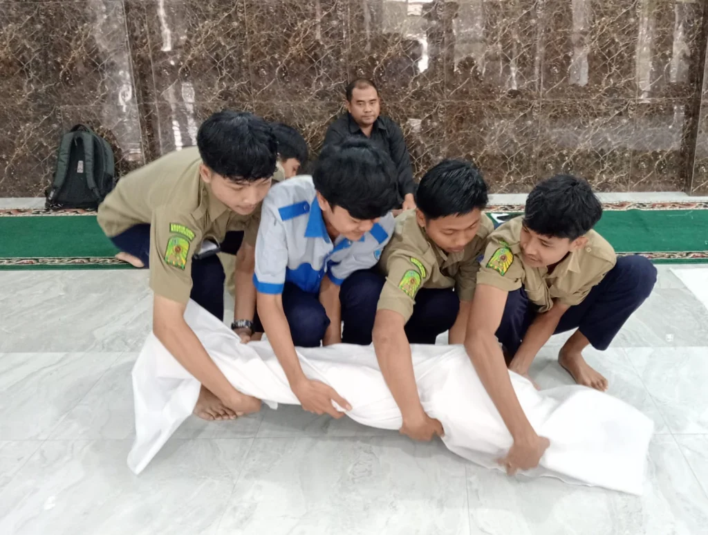 Siswa SMK Muda Genteng Ujian Praktik Mengafani Jenazah