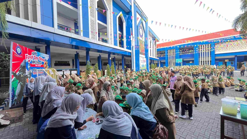 Ikwam SDMM Gresik Peringati Hari Anak Nasional dengan 553 Donat Spesial