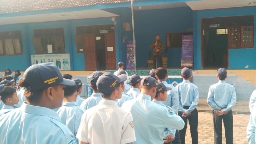 Semangat Pagi! Kepala SMK Muhammadiyah 10 Mantup Tekankan Rasa Tanggung Jawab Siswa