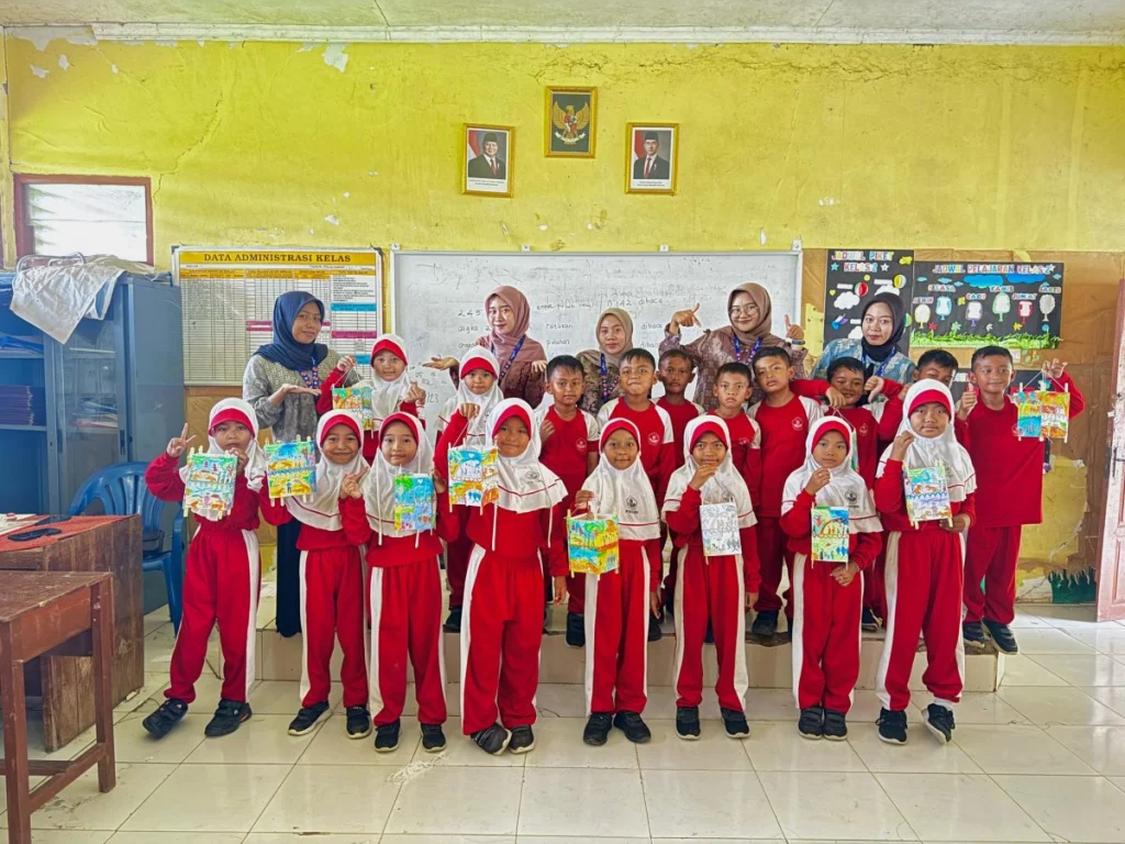 Mahasiswa KKN PGSD UMG Kenalkan Damar Kurung kepada Siswa SDN 138 Gresik