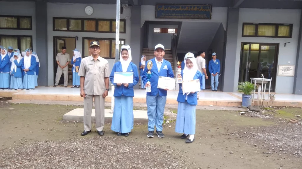 Tepuk tangan Menggema! Tiga Bintang SMA Muha Genteng Diapresiasi di Upacara