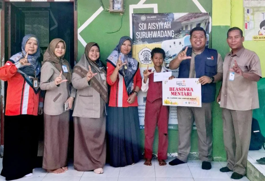 KL LAZISMU RS Islam Aminah Blitar Salurkan Beasiswa Pendidikan kepada Siswa Kurang Mampu di Dua Sekolah Muhammadiyah