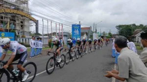 Guru dan Siswa SMA Muha Genteng Sambut Tour de Banyuwangi Ijen 2025