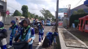 Pernak-Pernik Pawai Taaruf PCM Genteng Wujud Kepedulian HW SMA Muha pada Sampah