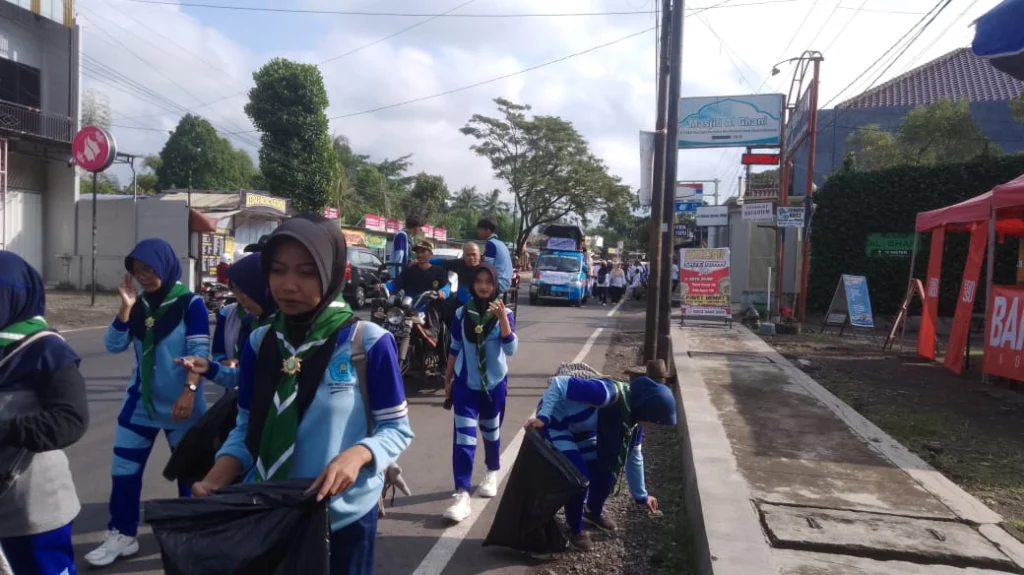 Pernak-Pernik Pawai Taaruf PCM Genteng Wujud Kepedulian HW SMA Muha pada Sampah
