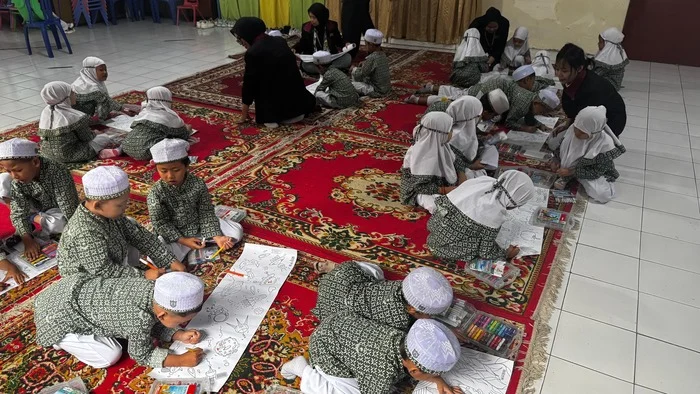 Warna Ceria untuk Generasi Emas: Mahasiswa UMM Terapkan Pendidikan Holistik di Kota Batu