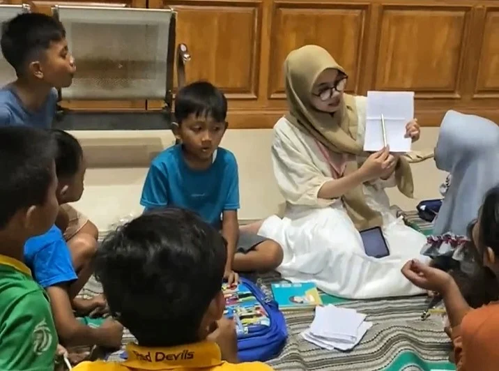 Peningkatan Literasi Bahasa Inggris Anak Melalui Program English Corner di Desa Ngampel