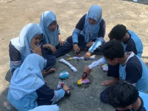 Warna-Warni Kreativitas Siswa MTs Muhammadiyah 4 Bulubrangsi dalam Proyek Ikat Celup